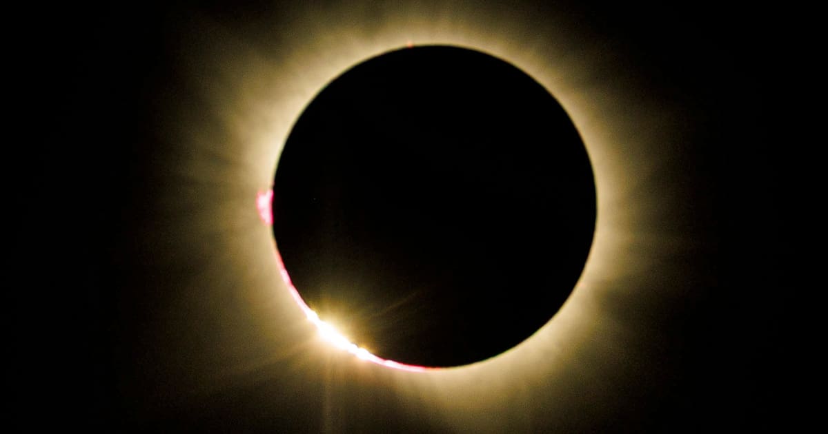 Photo: vanguardia.com Eclipse solar total del 12 de agosto: el día se convirtió en noche y dejó impactantes imágenes