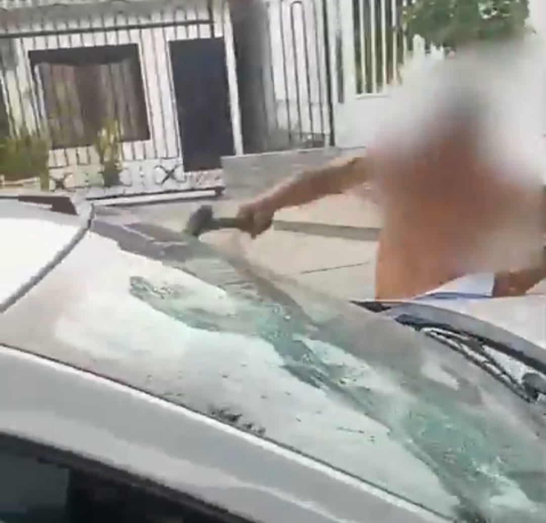 Hombre es judicializado tras atacar con un martillo vehículo de Air-e en Barranquilla por deuda millonaria