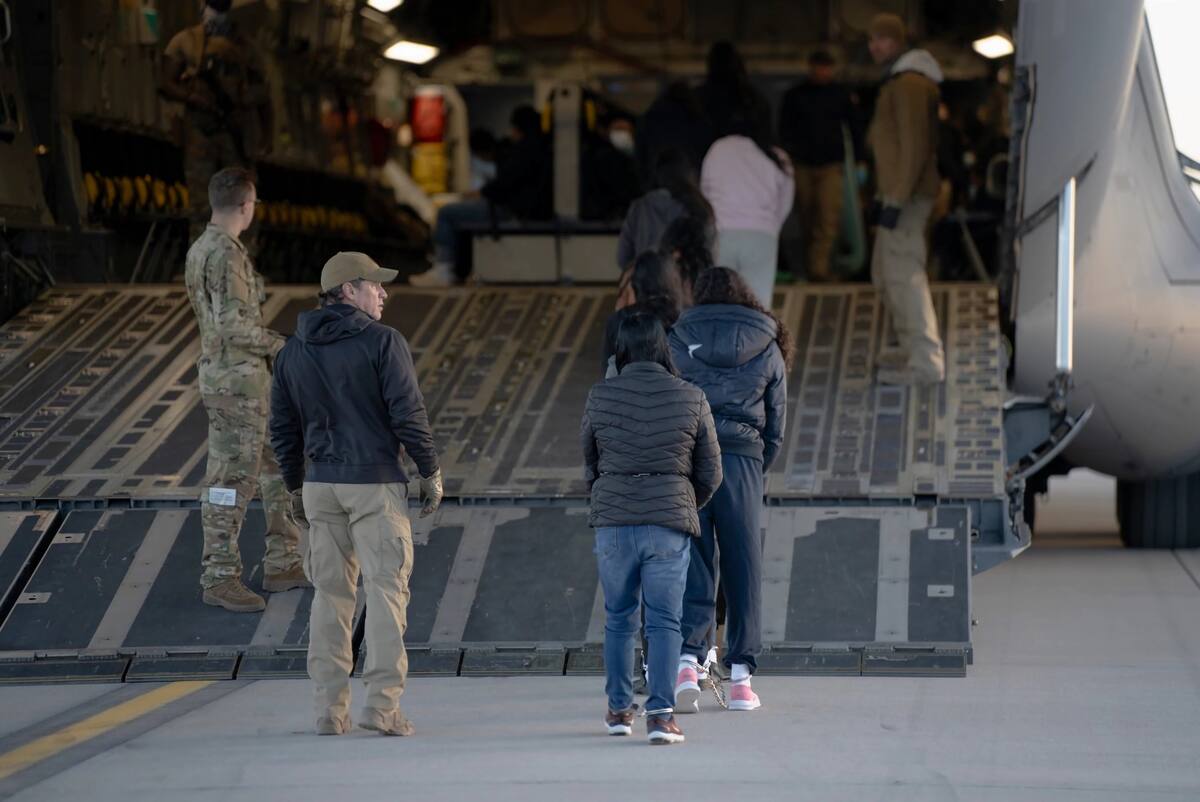 USA216. WASHINGTON (DC, EEUU), 27/01/2025.- Fotografía cedida por la Fuerza Aérea de los Estados Unidos donde se muestra a un grupo de indocumentados sentados dentro de un avión militar camino a su deportación. Las deportaciones ordenadas por el presidente de EE.UU., Donald Trump, provocan temor en las comunidades inmigrantes, pero también "ansiedad e incertidumbre" entre los empresarios que necesitan de esa mano de obra y que denunciaron este lunes que ya observan una baja en la producción. EFE/ US Air Force /SOLO USO EDITORIAL /NO VENTAS /SOLO DISPONIBLE PARA ILUSTRAR LA NOTICIA QUE ACOMPAÑA /CRÉDITO OBLIGATORIO