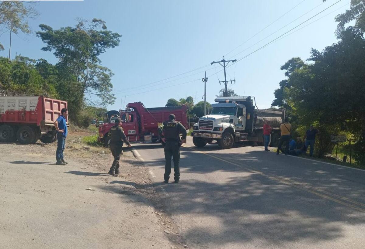 Segunda jornada de bloqueos: transportadores mantienen las protestas en vías de Santander. Foto: Suministrada