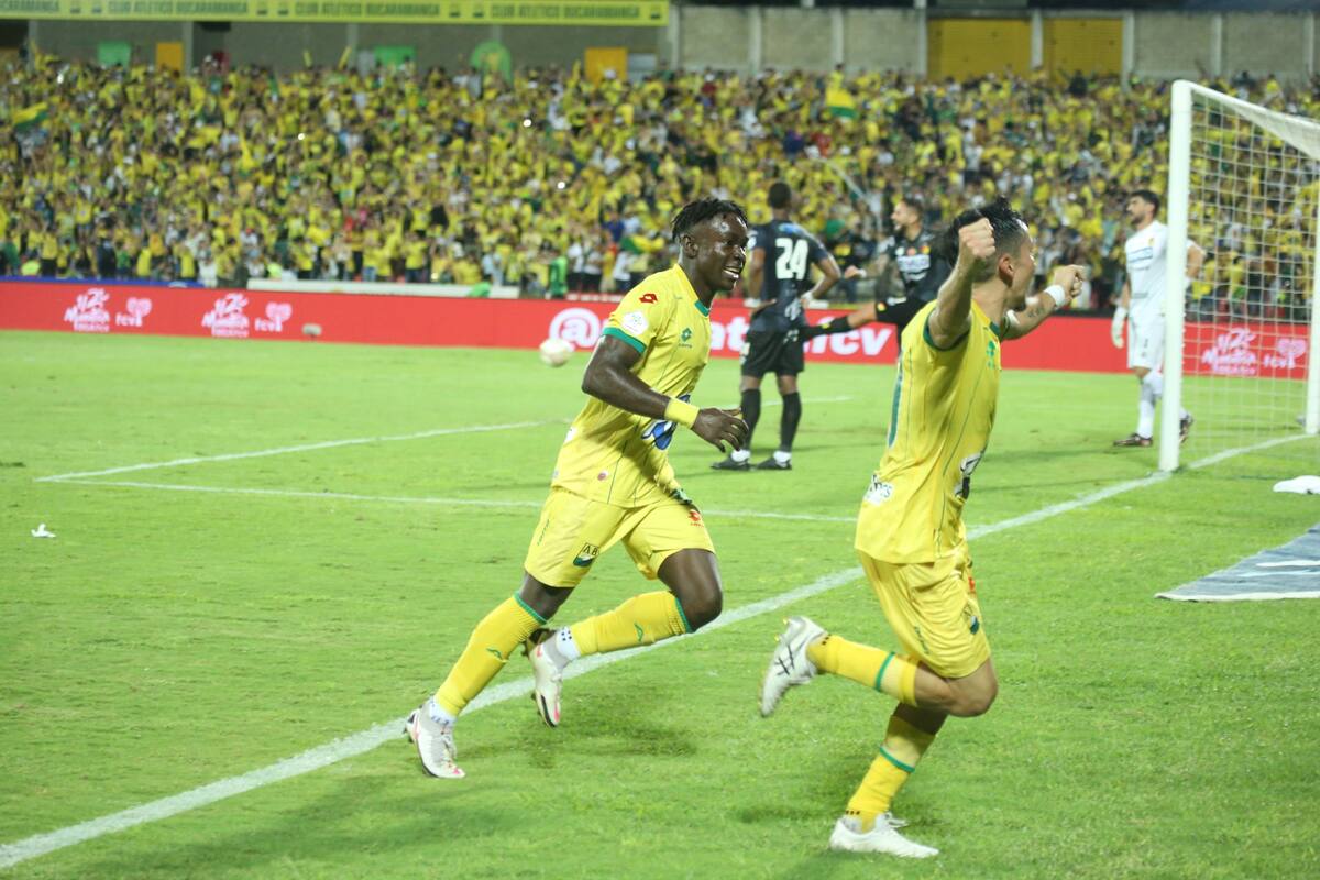 Atlético Bucaramanga celebra su clasificación a la final del fútbol profesional colombiano.