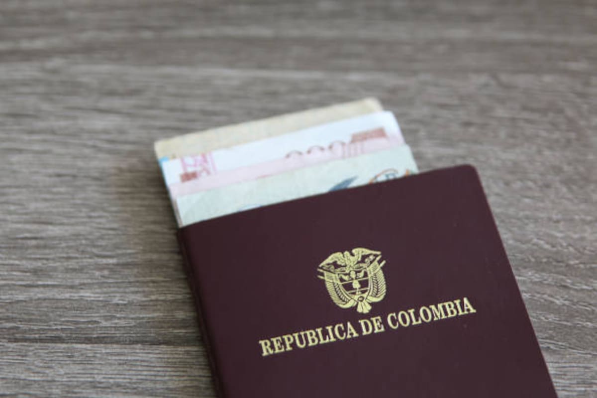 Un pasaporte colombiano. IStock /