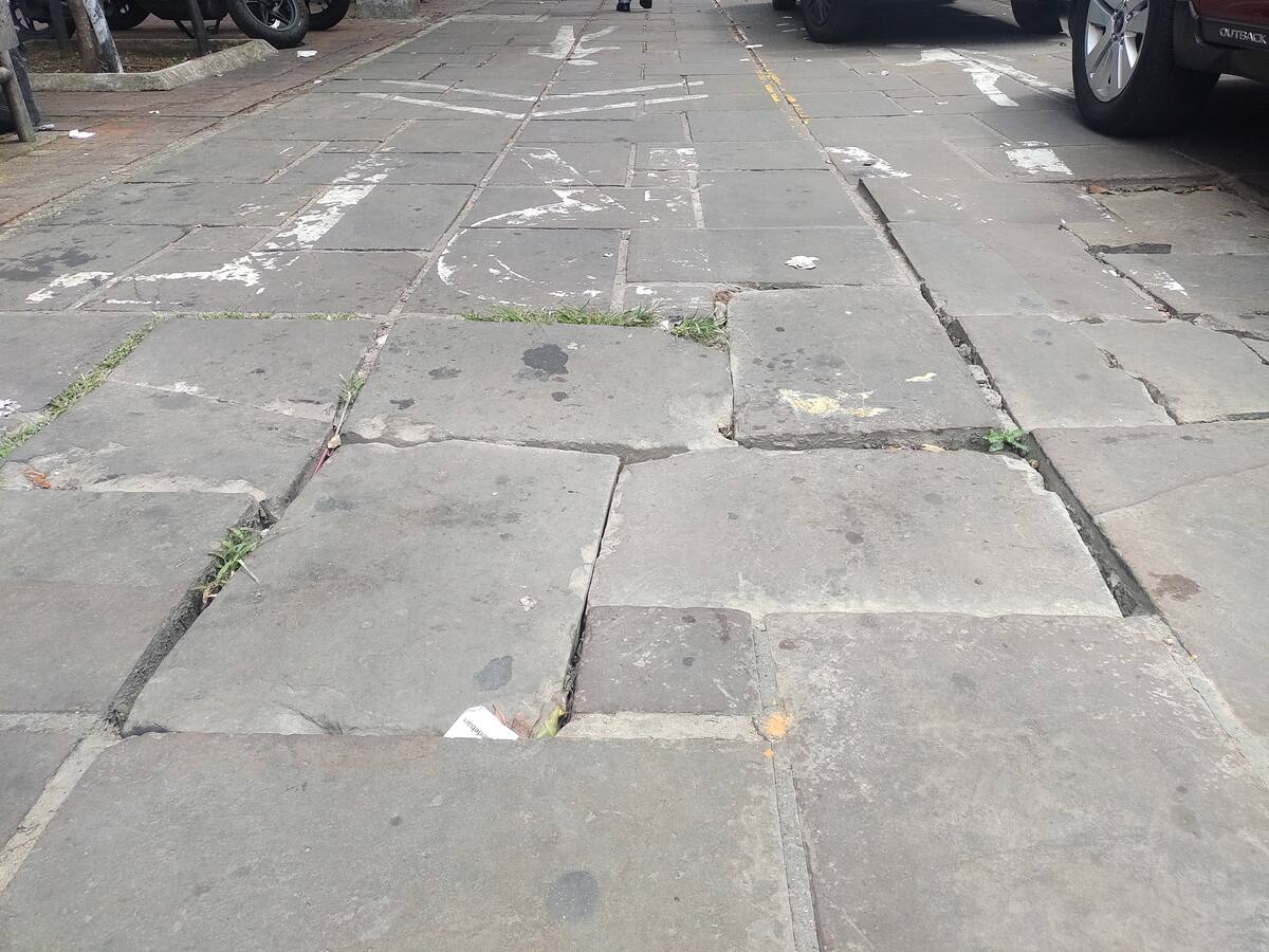 Las baldosas están levantadas.