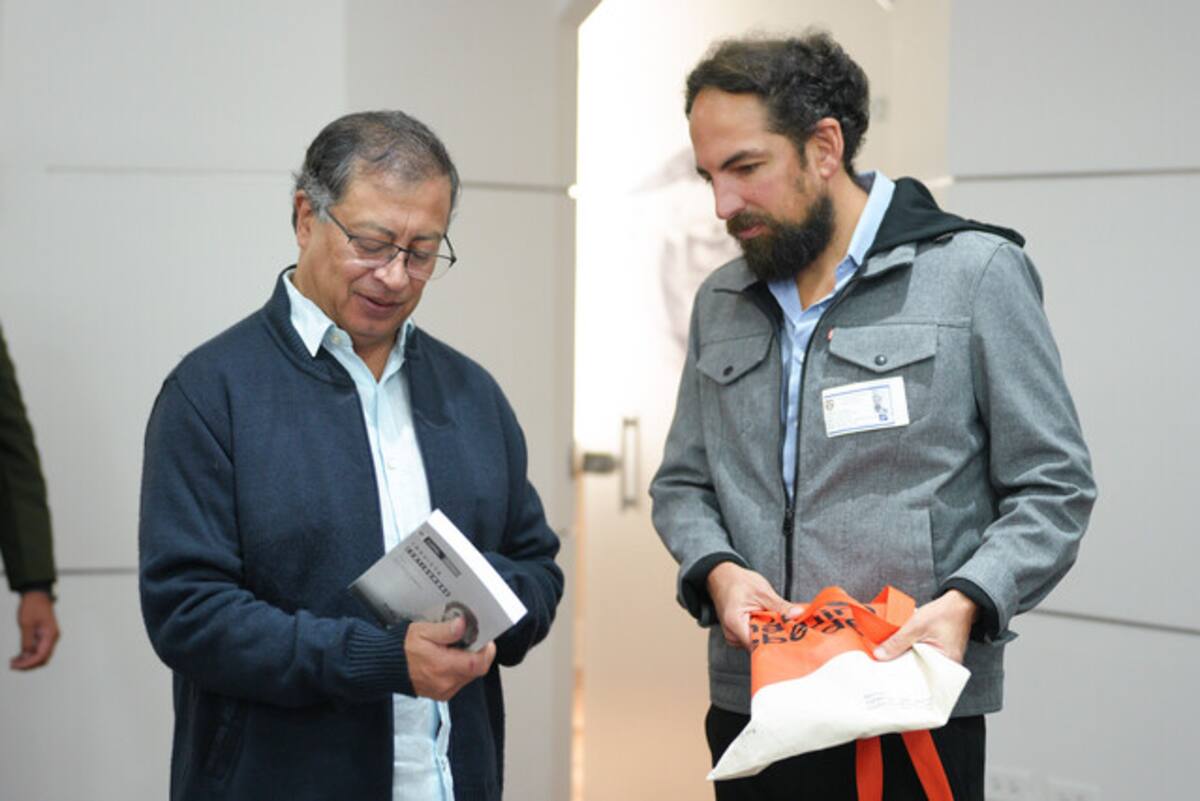 Jonathan Bock, director de la FLIP, dialoga con el presidente de la República, Gustavo Petro.