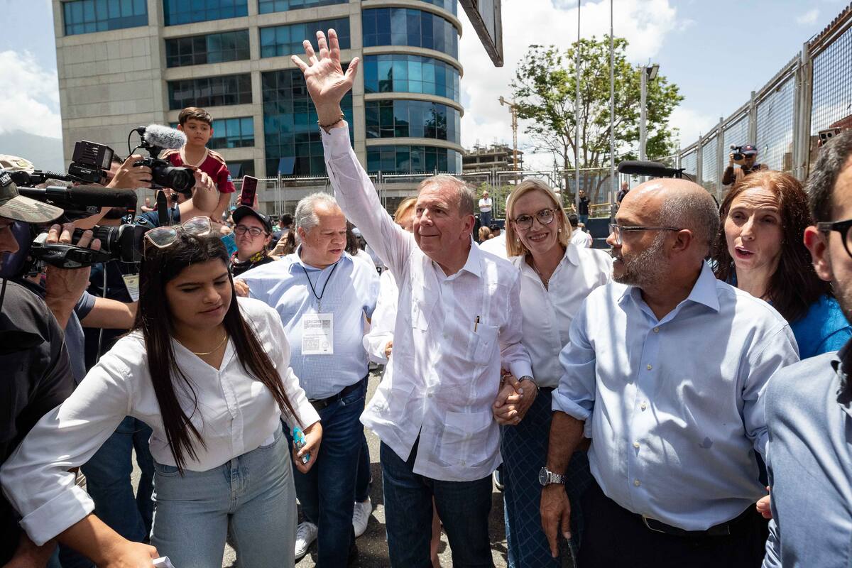 Fotografía de archivo del 28 de julio del 2024 donde se observa al excandidato a la presidencia de Venezuela, Edmundo González Urrutia, saludando a su llegada a votar para las elecciones presidenciales, en Caracas (Venezuela). EFE/ Ronald Peña R. ARCHIVO