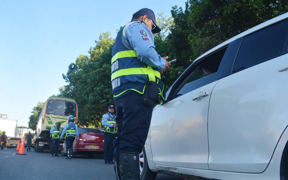 Agentes de tránsito realizando controles de seguridad vial en Cartagena durante Navidad. // Cortesía.