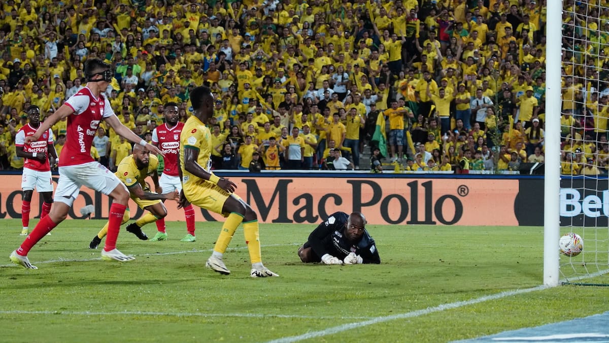 El portero de Santa Fe, Andrés Mosquera Marmolejo salvó a su equipo de varias ocasiones de gol del Atlético Bucaramanga. FOTO Marco Valencia / VANGUARDIA