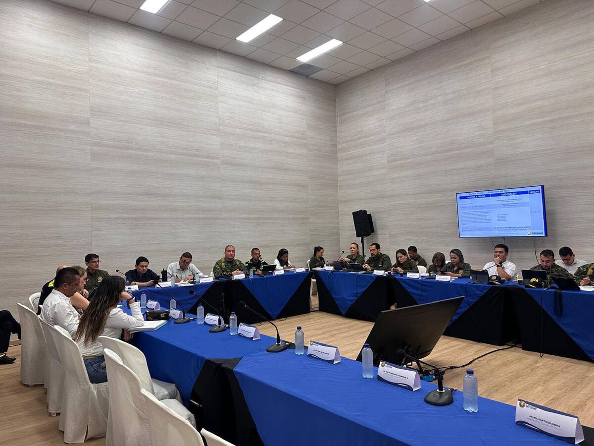 El gobernador Juvenal Díaz Mateus encabezó el consejo de seguridad en Barrancabermeja junto a autoridades locales y de la fuerza pública. Suministrada / VANGUARDIA