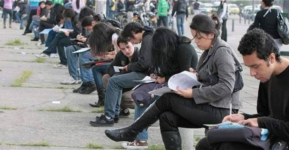 La informalidad laboral crece sin frenos en Colombia y la consulta de Petro no plantea soluciones claras. Foto: Portafolio
