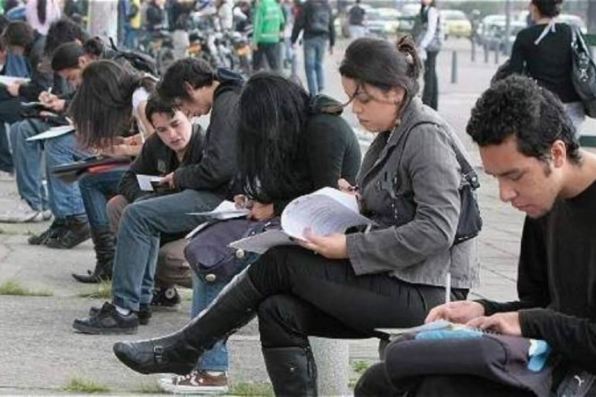 La informalidad laboral crece sin frenos en Colombia y la consulta de Petro no plantea soluciones claras. Foto: Portafolio