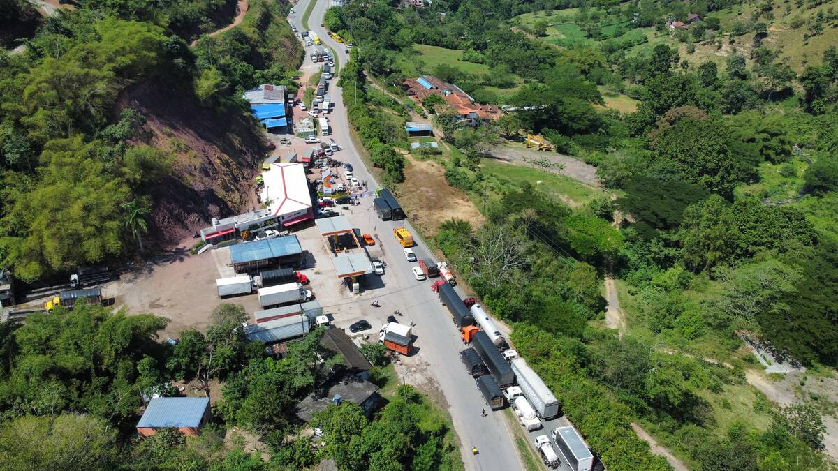 Con paso intermitente para vehículos particulares, así se mantuvo el segundo día de protestas en el sector de Vijagual, en la vía que comunica a Bucaramanga con la Costa Caribe | Foto Byron Pérez / VANGUARDIA