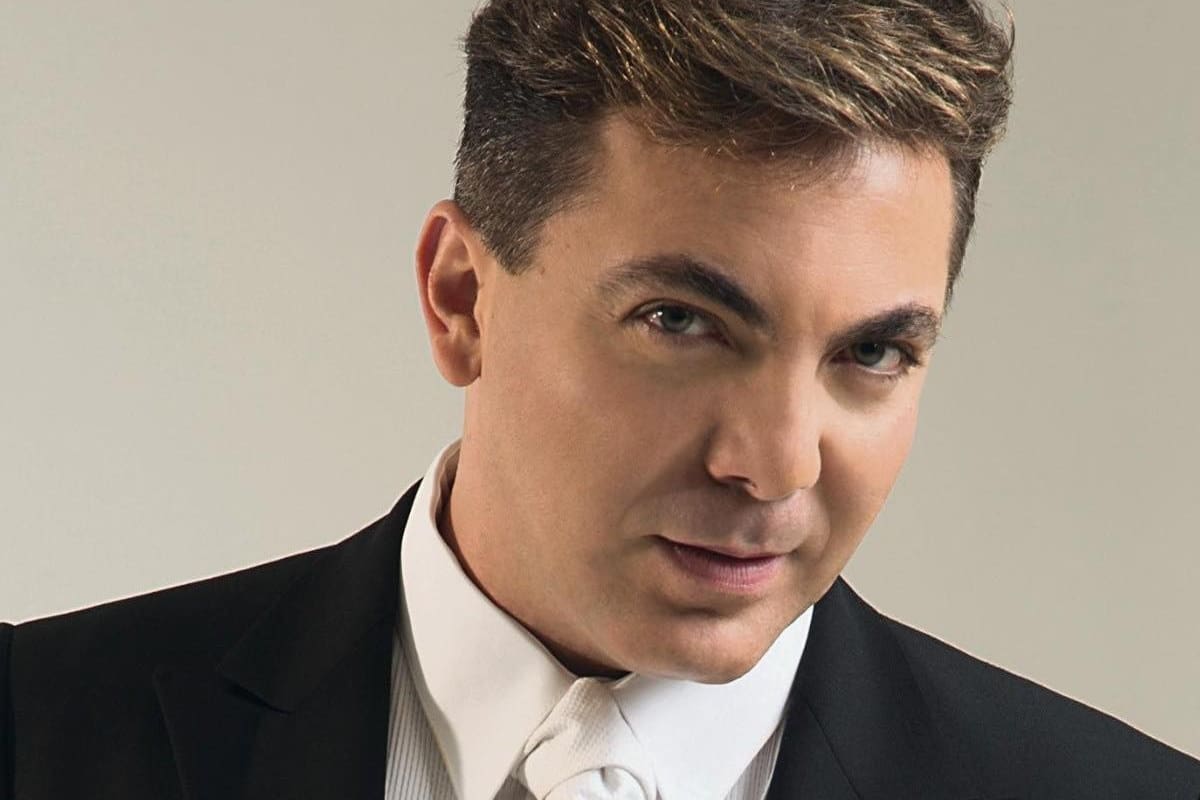 A sus 50 años de edad, el cantante mexicano Cristian Castro regresó al colegio