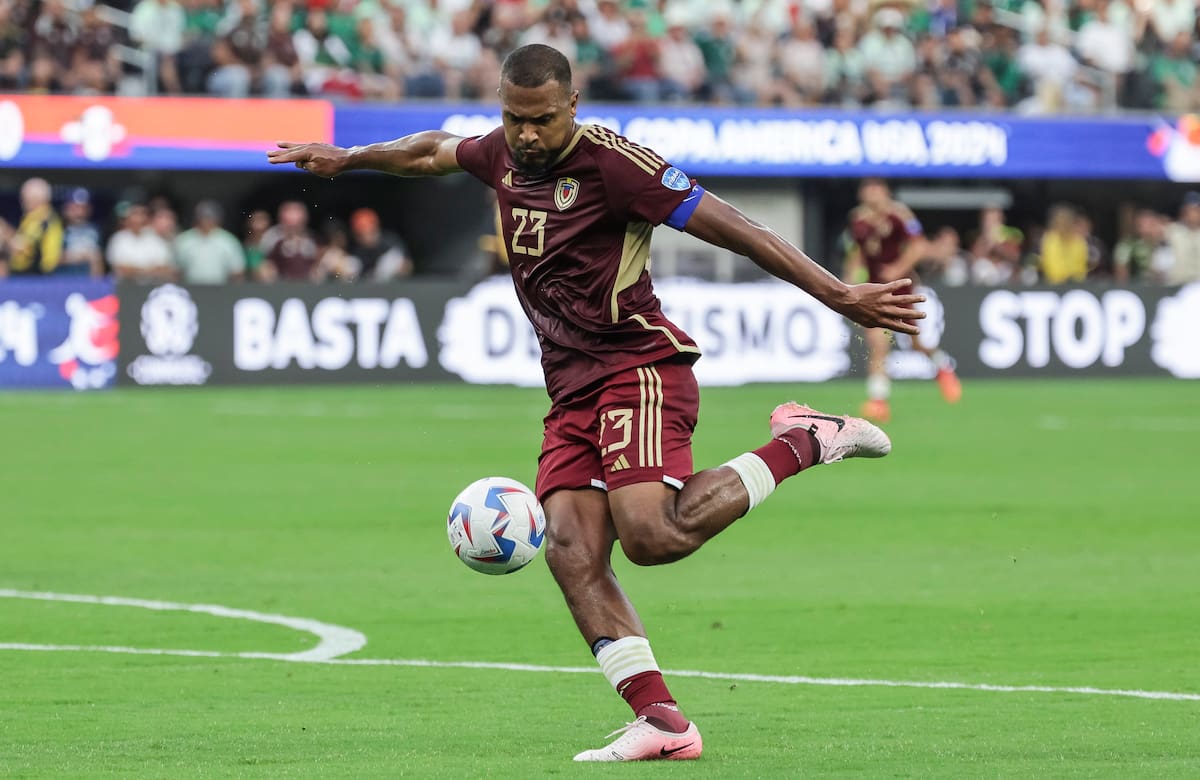 Inglewood (United States), 26/06/2024.- Venezuela's Jose Salomon Rondon shoots the ball during the first half of the CONMEBOL Copa America 2024 group B soccer match between Venezuela and Mexico at SoFi Stadium in Inglewood, California, USA, 26 June 2024. EFE/EPA/ALLISON DINNER