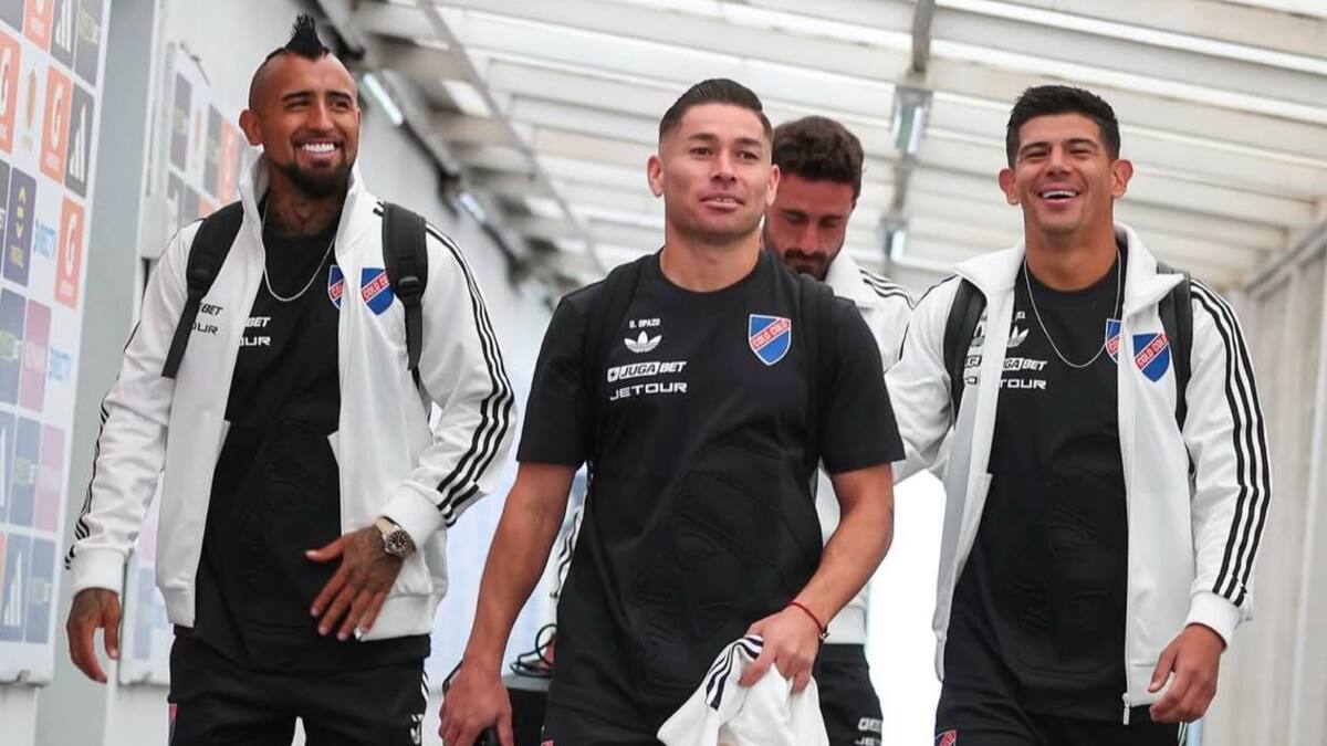 Colo Colo arriba a la ciudad de Bucaramanga para enfrentar el debut de la fase de grupos de la Copa Libertadores 2025, en cabeza del histórico Arturo Vidal. Foto: 'X' Arturo Vidal.