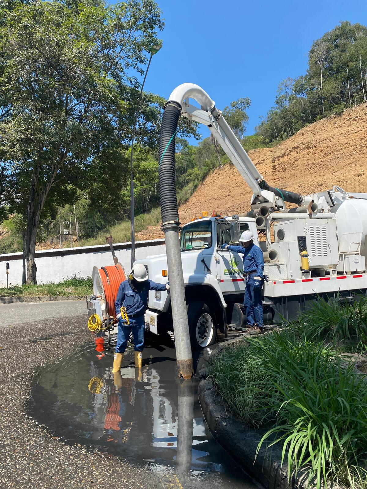Aunque no es su responsabilidad misional, la Empresa de Alcantarillado de Santander, Empas, ha colaborado con la atención de varias emergencias en las autopistas de Bucaramanga.
