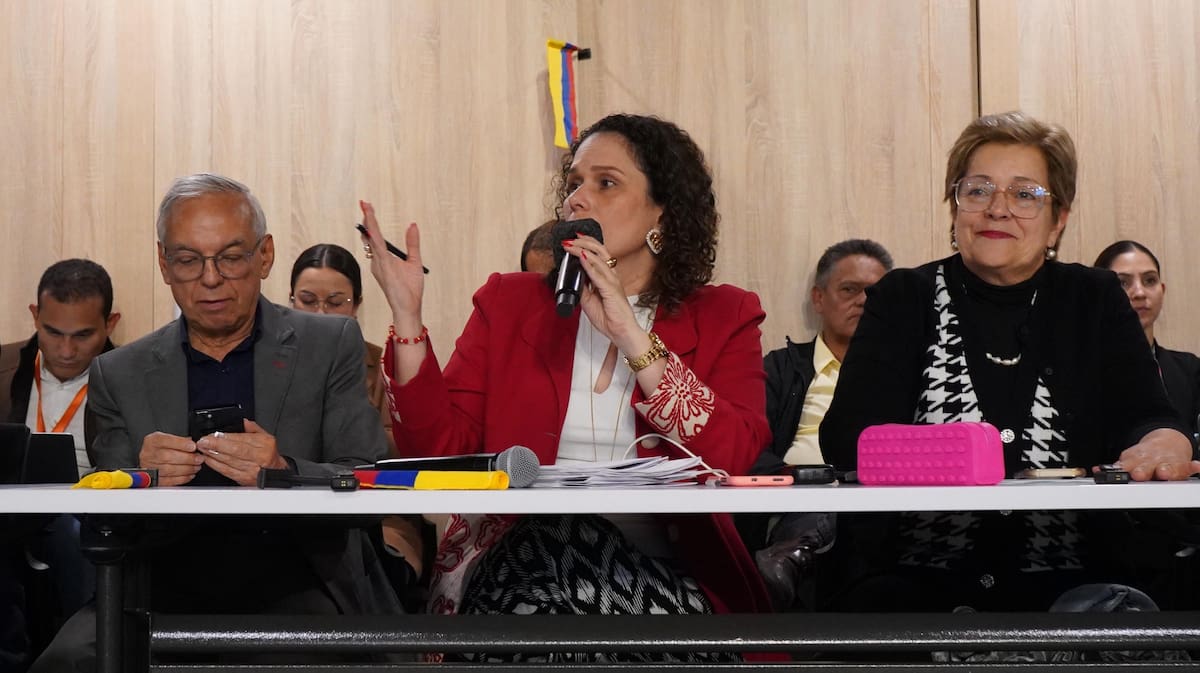 De izquierda a derecha, el ministro de Hacienda, Ricardo Bonilla; la ministra de Transporte, María Constanza García; la Ministra de Trabajo, Gloria Inés Ramírez, en las reuniones con los transportadores | Foto Mintransporte