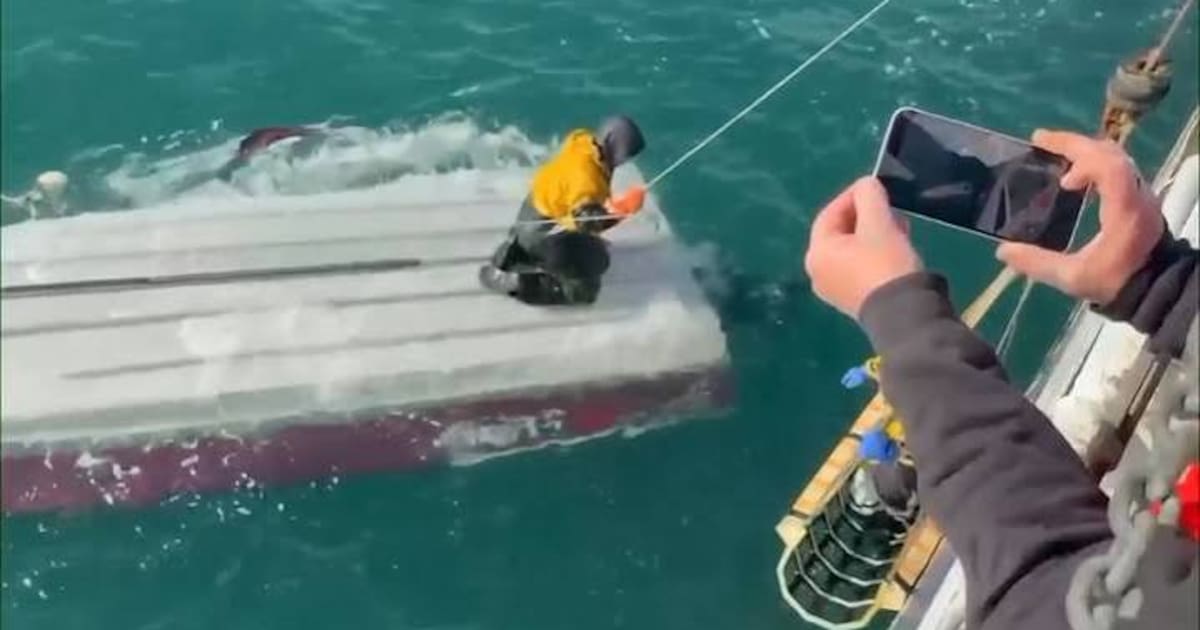Photo: vanguardia.com Adolescente de 15 años sobrevivió dos días sobre un bote volcado en las frías aguas de Alaska