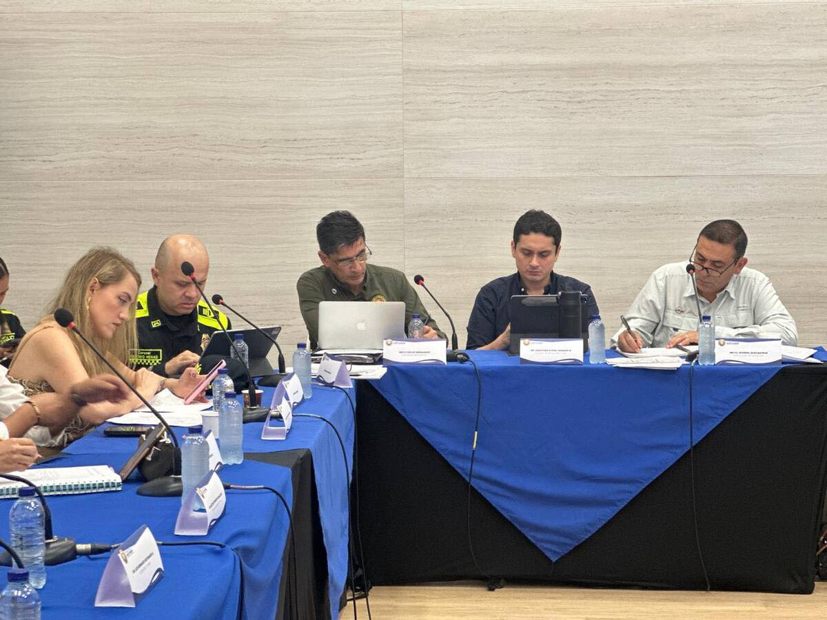 El gobernador Juvenal Díaz Mateus encabezó el consejo de seguridad en Barrancabermeja. Suministrada / VANGUARDIA