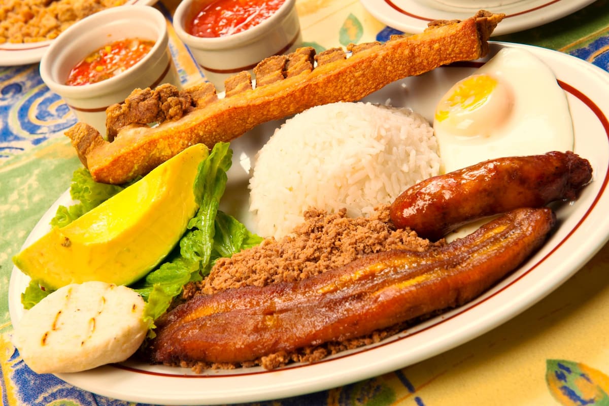 Puro sabor colombiano Esta es la receta para hacer una bandeja paisa ...