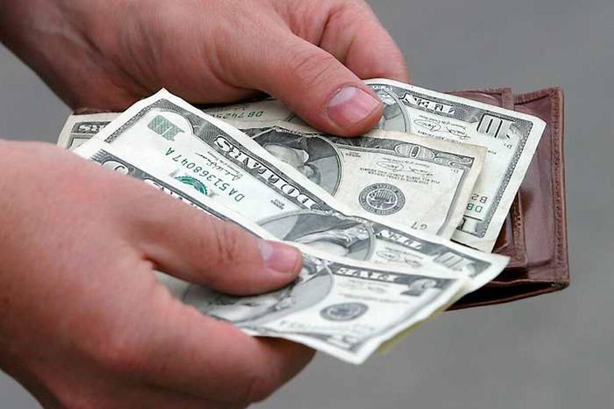 Teniendo en cuenta una TRM sobre $4.113 para este fin de semana, la compra de la divisa está en $115 por debajo del indicador. Archivo/VANGUARDIA