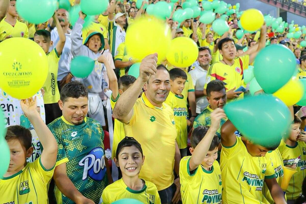 Juvenal Díaz, gobernador de Santander, apoyando al Atlético Bucaramanga.