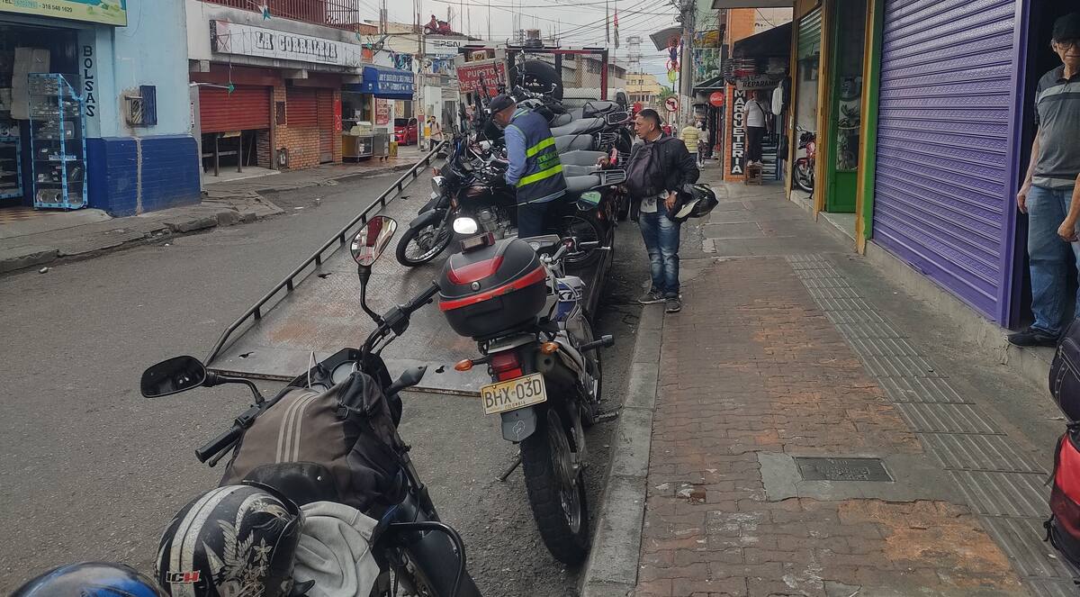 Tránsito refuerza controles viales en el Centro de Bucaramanga para combatir la ‘piratería’, entre otros frentes. (Foto: Euclides Kilô Ardila / VANGUARDIA)