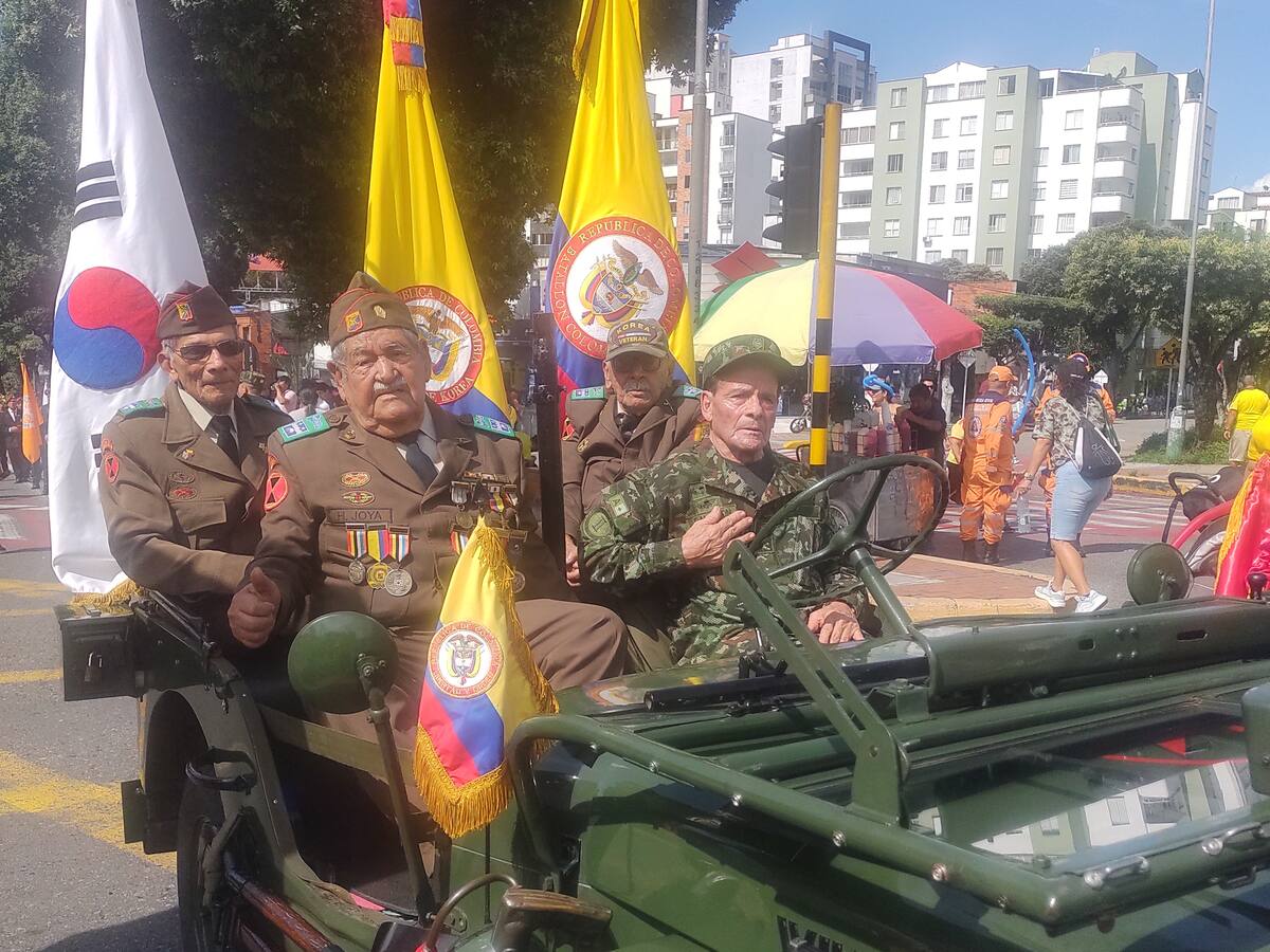 Al volante está Clemente Galvis Acuña y junto a él está el soldado sargento mayor honorífico, Humberto Joya Cáceres. También aparecen el sargento primero de la Policía Nacional y quien participó en la Guerra de Corea, Clemente Quintero Ávila; y Amilto Humberto Peña Martínez, quien fuera ascendido a Cabo Segundo en la citada confrontación mundial