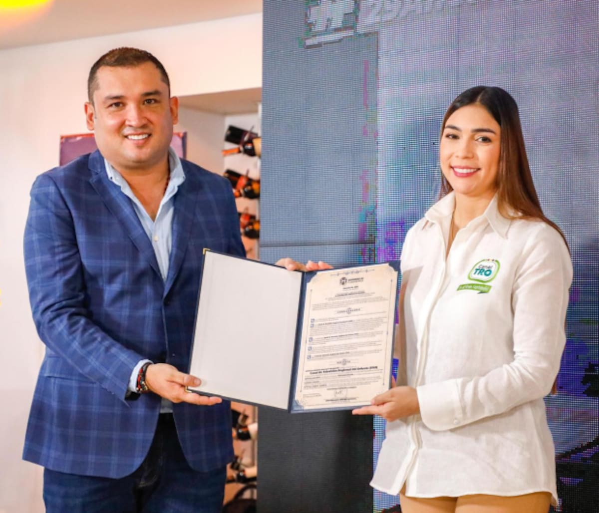Con motivo de los 29 años de existencia del Canal TRO, José Fernando Sánchez, alcalde de Floridablanca, le entregó a Carolina Joya Núñez, gerente del TRO, la distinción ‘José Elías Puyana’.
