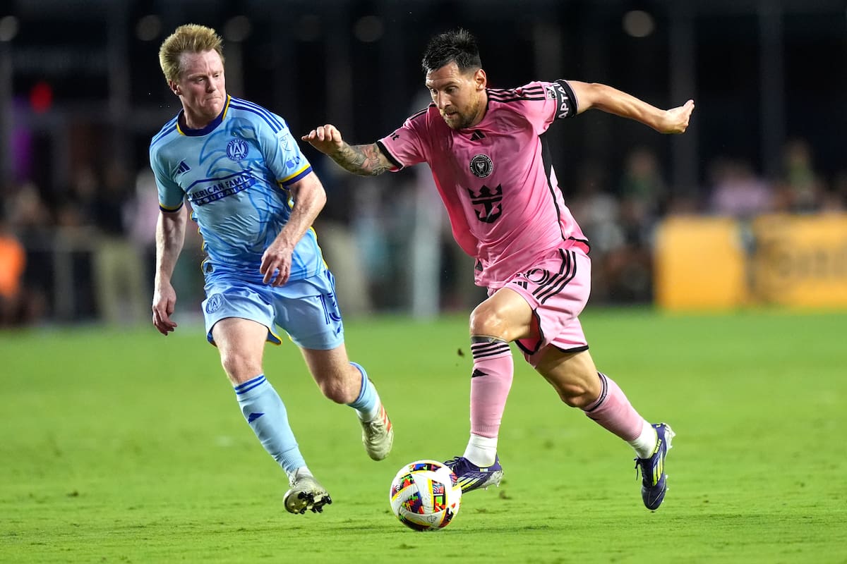 Lionel Messi avanza con el balón en el partido ante Atlanta.