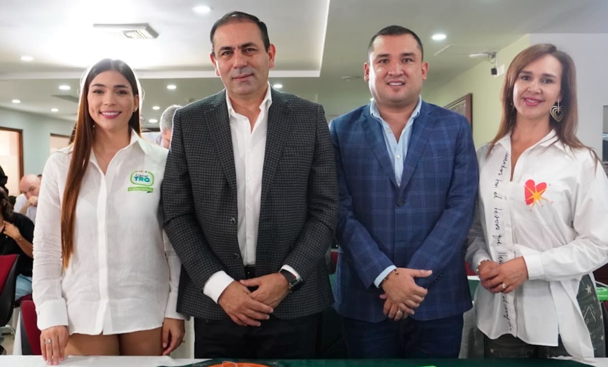 Carolina Joya Núñez, gerente del Canal TRO; Juvenal Díaz Mateus, gobernador de Santander; José Fernando Sánchez, alcalde de Floridablanca; y Victoria Casallas Lozano, gestora social del Departamento. (Foto: Marco Valencia / VANGUARDIA)