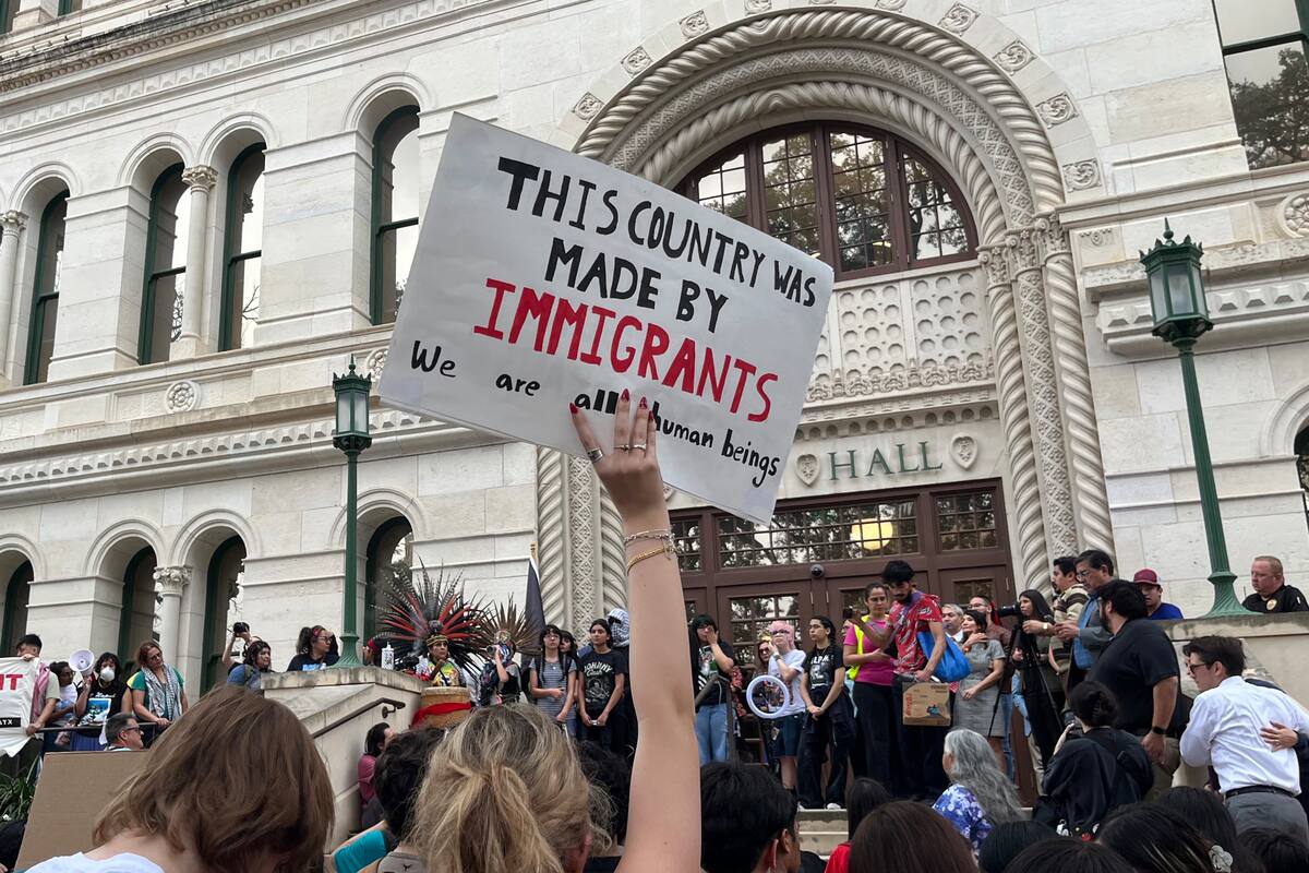 Una persona sostiene un cartel durante una manifestación este miércoles, frente a la alcaldía de San Antonio (Estados Unidos). EFE/ VANGUARDIA
