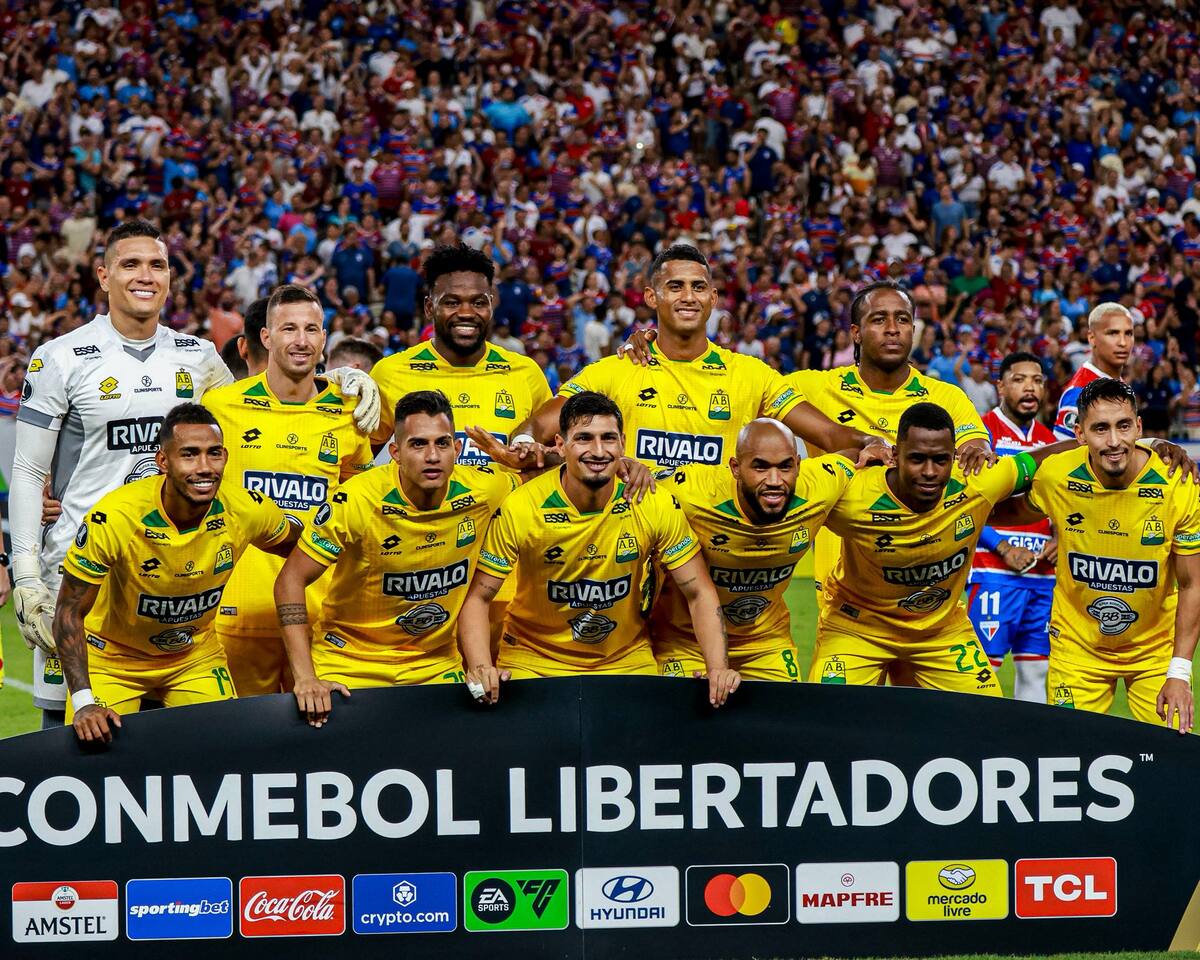 Atlético Bucaramanga en un partido contra Fortaleza por la quinta jornada de fase de grupos de la Copa Libertadores. Foto: 'X' @ABucaramanga.