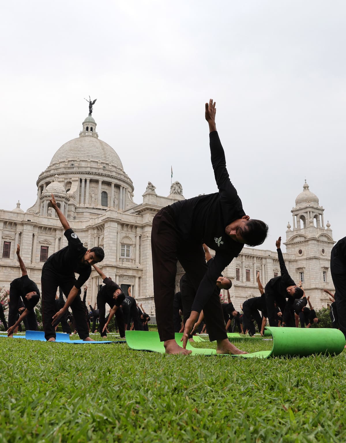 KOLKATA (India), 20/06/2025.- Indian armed forces personnel attend a mass yoga session near the Victoria Memorial ahead of the 11th International Yoga Day, in Kolkata, Eastern India, 20 June 2025. The 'International Day of Yoga' is celebrated annually on 21 June and has been recognized worldwide since 2015. The United Nations declared yoga a practice of physical, mental, and spiritual exercise originating in ancient India. This year's theme is 'Yoga for One Earth, One Health.' EFE/EPA/PIYAL ADHIKARY