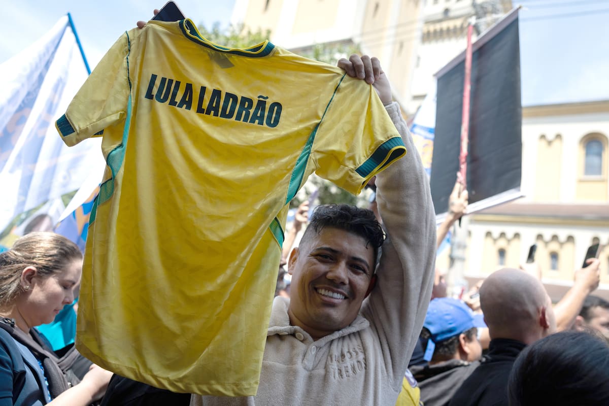 AME1168. SAO PAULO (BRASIL), 28/09/2026.- Un seguidor del candidato a la presidencia de Brasil, Flávio Bolsonaro, muestra una camiseta en la que se lee 'Lula Ladrón', este lunes en el barrio Brás en Sao Paulo (Brasil). El principal candidato opositor en las elecciones de Brasil, Flávio Bolsonaro realizó una caminata por el barrio Brás a seis días de la primera vuelta de los comicios en Sao Paulo (Brasil). EFE/Isaac Fontana