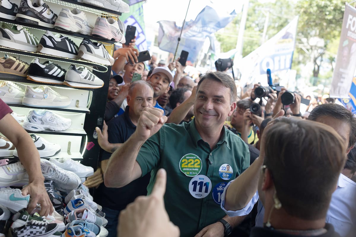 AME1168. SAO PAULO (BRASIL), 28/09/2026.- El principal candidato opositor en las elecciones de Brasil, Flávio Bolsonaro (c), saluda este lunes a sus seguidores durante una caminata por el barrio Brás a seis días de la primera vuelta de los comicios en Sao Paulo (Brasil). EFE/Isaac Fontana