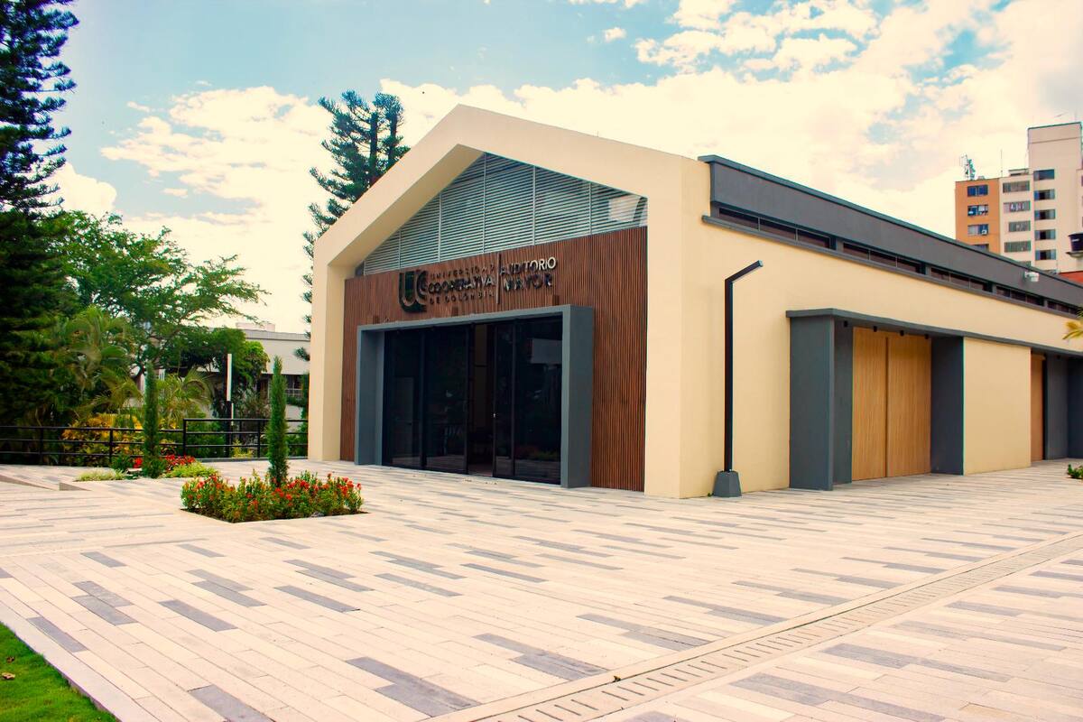 La UCC inaugura las obras de modernización de su auditorio mayor.