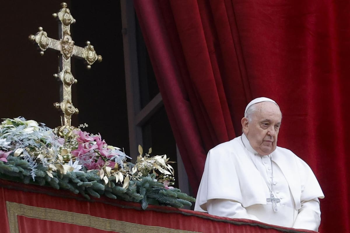 El papa Francisco pidió hoy el cese de las operaciones militares en Gaza, la liberación de los rehenes y que se afronte la cuestión palestina, en su mensaje de Navidad, que leyó asomado al balcón de la fachada de la basílica de San Pedro antes de la bendición 'urbi et orbi'.