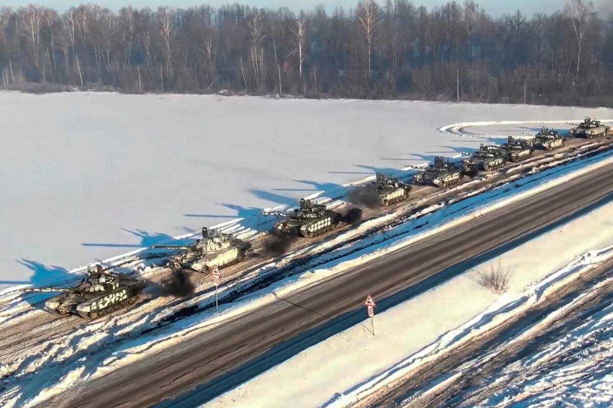 El Ministerio de Defensa de Rusia muestra los tanques que regresan del campo de tiro en tierra en la región de Voronezh. EFE / VANGUARDIA