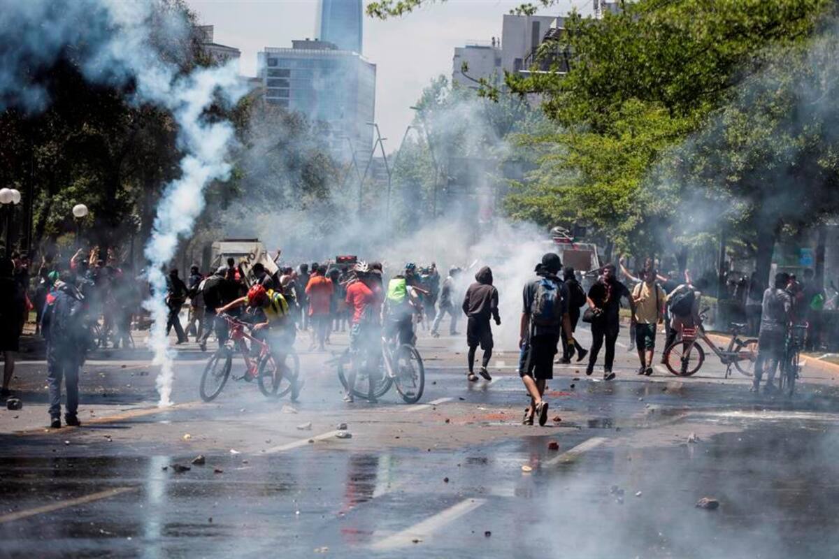 Algunos están atrapados en aeropuertos y otros temen salir de sus casas debido a las jornadas de violencia que está viviendo el país. (Foto: Efe/VANGUARDIA)