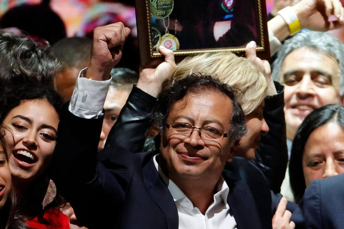 EFE / VANGUARDIA El presidente electo, Gustavo Petro, celebra tras obtener 11.270.944 votos, equivalentes al 50,49%.