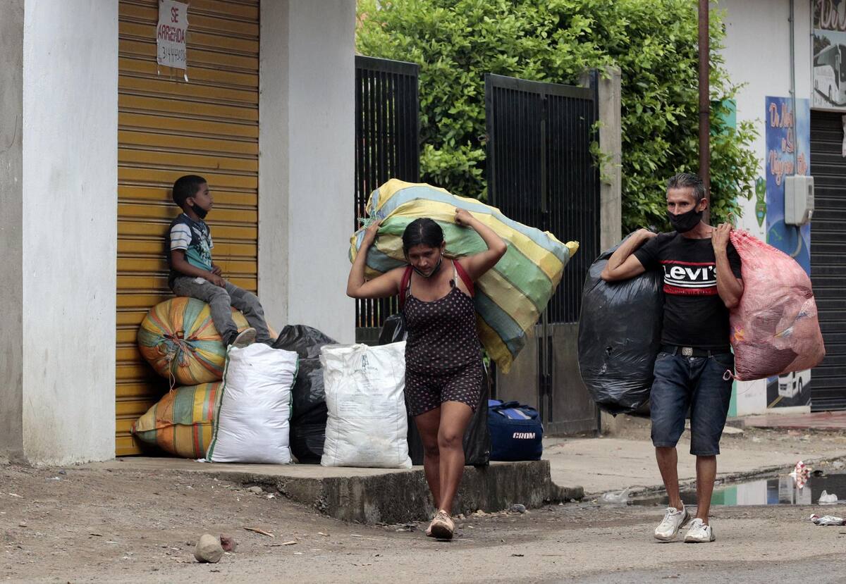 Ciudadanos venezolanos cargan sus pertenencias el 16 de febrero de 2021, por las calles de Cúcuta