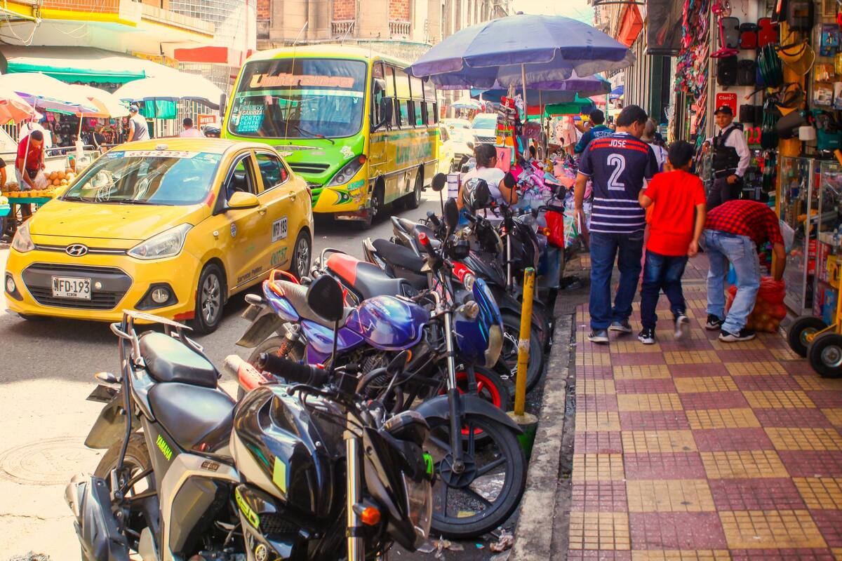 Las vías también permanecen invadidas. La calle 34 con carrera 15, por mencionar solo una dirección, es hoy un ilícito parqueadero. (Foto: Andrés Cáceres / VANGUARDIA)