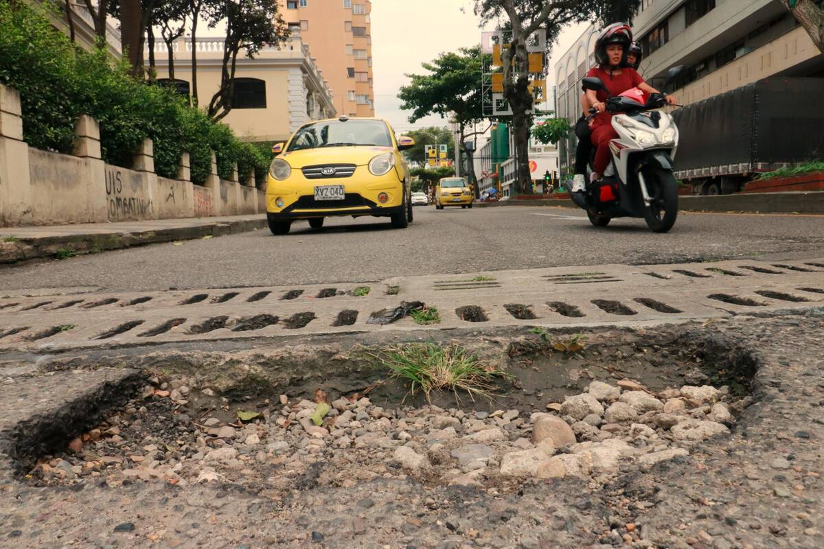 En plena calle 36, frente al Club del Comercio, se formó este ‘cráter’. (Foto: Jaime Del Río Quiroga / VANGUARDIA)