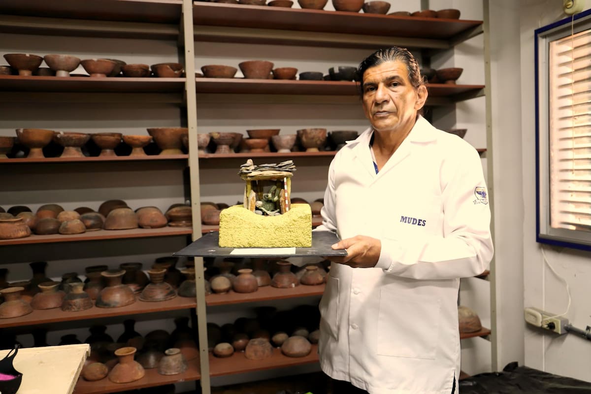 El museólogo Édgar Pico Ruiz exhibe algunas piezas arqueológicas encontradas en Guaca, Santander.