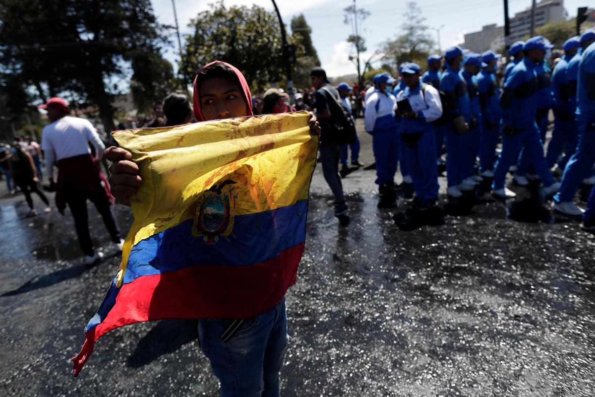 Tras el acuerdo entre el gobierno ecuatoriano y los indígenas, cientos de ecuatorianos salieron a limpiar las calles que días antes se vieron afectadas por las manifestaciones. Foto: EFE / VANGUARDIA