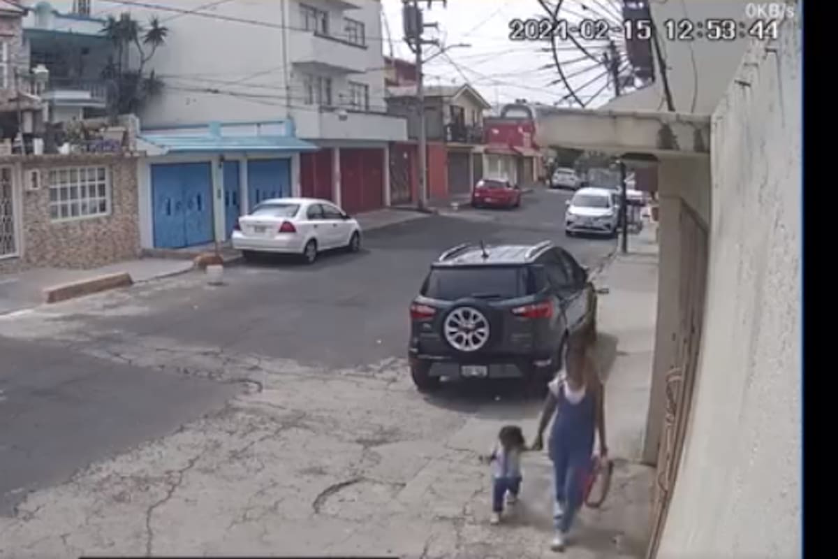 El video, que se volvió viral en las redes sociales, mostraba a una mujer llevando de la mano a una niña de alrededor de dos años antes de dejarla abandonada.