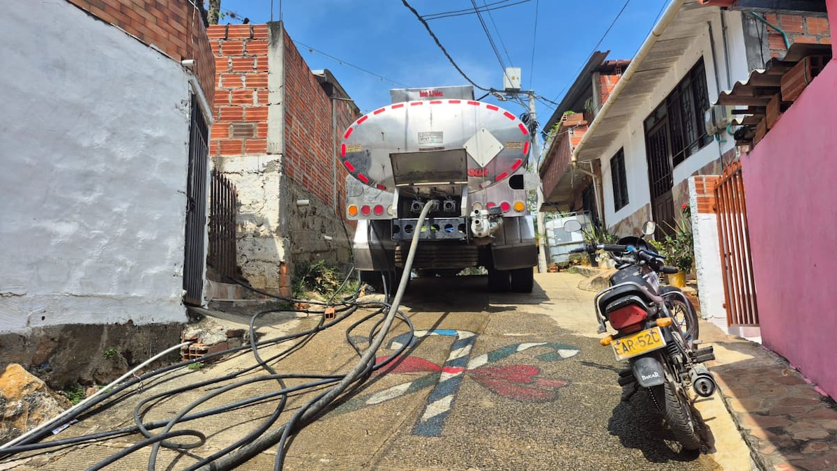 El carrotanque que abastece de agua al barrio San Martín y Los Santos, así como la maraña de mangueras que hay en este sector. (Juan Carlos Chio / VANGUARDIA)