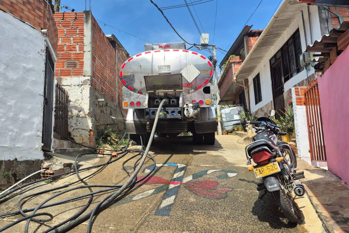 El carrotanque que abastece de agua al barrio San Martín y Los Santos, así como la maraña de mangueras que hay en este sector. (Juan Carlos Chio / VANGUARDIA)