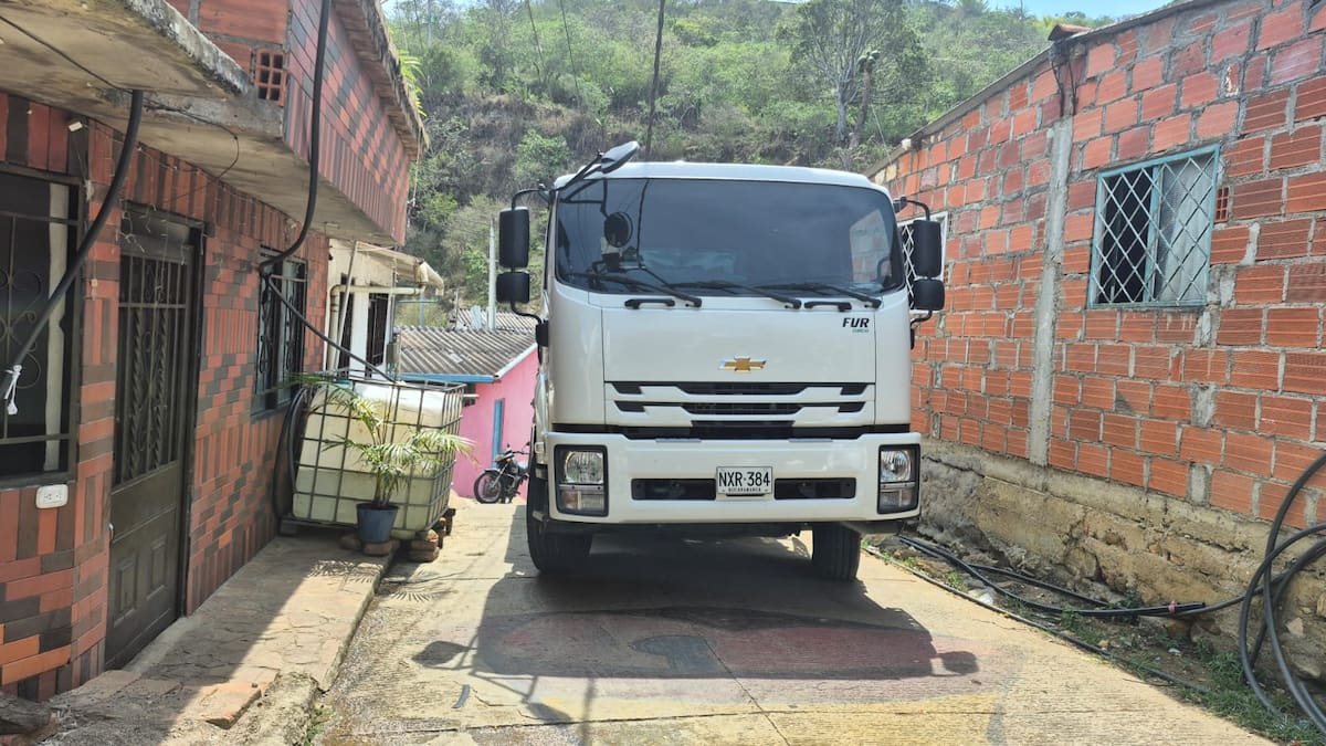 El barrio solo tiene una vía de acceso y el carrotanque se tiene que meter de reversa, para poderles suministrar el líquido a las familias que viven calle abajo. (Juan Carlos Chio / VANGUARDIA)