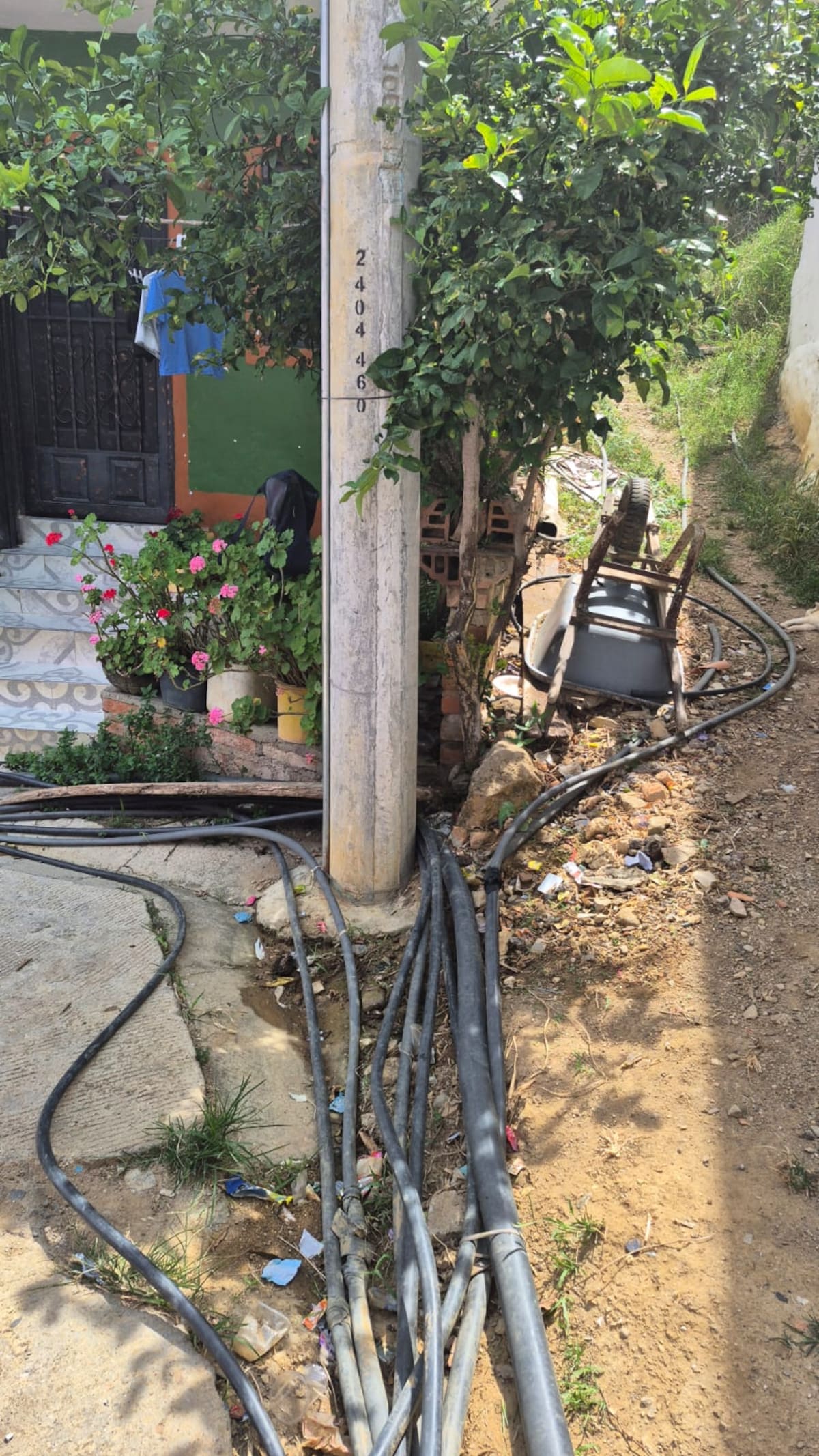 Estas son las mangueras que se ven por todas las calles del barrio San Martín en Los Santos, que permiten abastecer de agua al barrio cuando llega el carrotanque. (Juan Carlos Chio / VANGUARDIA)